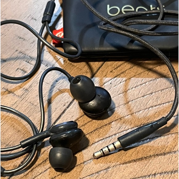 Beats Earphones - Picture 4 of 4